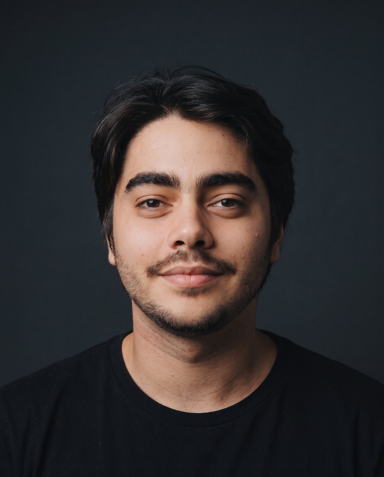 Retrato de Julio Lossavaro em fundo escuro